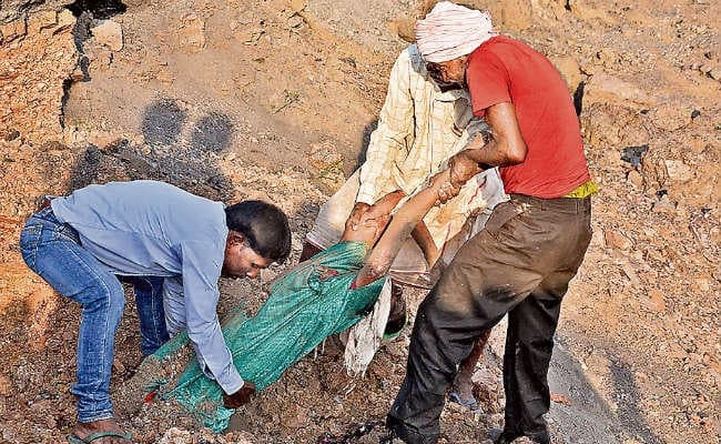 कतरास : मलबा में दबने से दो महिलाओं की मौत, ढुल्लू महतो ने कहा, हादसा के लिए बीसीसीएल दोषी