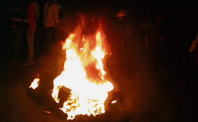 छपरा : ....जब कुछ मनचले युवकों ने छात्रा पर कसीं फब्तियां, विरोध में छात्रों ने कर दी आगजनी