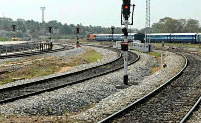 एमपीएल की निर्माणाधीन रेल लाइन के नीचे बना बड़ा गोफ