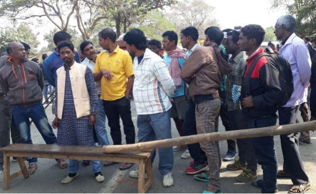 जंगली हाथियों के आतंक से परेशान ग्रामीणों ने किया कोलेबिरा-बानो सड़क जाम