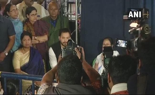 धरने पर डटीं ममता का साथ देने कोलकाता पहुंचे लालू के ''लाल'' तेजस्वी