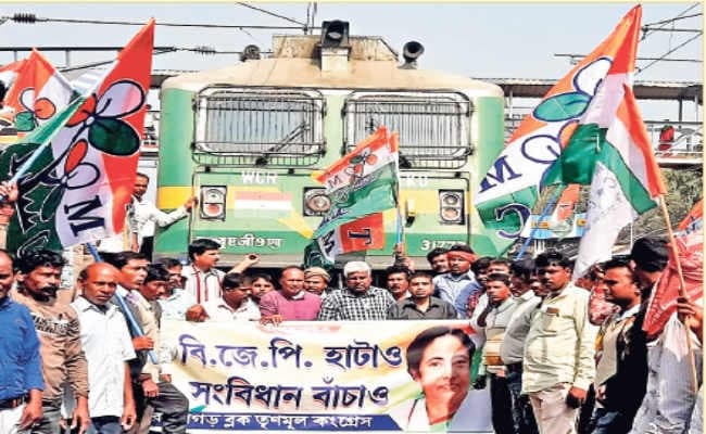 कोलकाता : पुलिस कमिश्नर के घर पर सीबीआइ अभियान का विरोध, राज्यभर में सड़क पर तृणमूल समर्थक