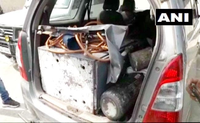 ATM से नकदी नहीं निकाल पाने पर मशीन चुरा ले जा रहे थे चोर, कार का टायर फटने पर एटीएम सहित कार छोड़ भागे अपराधी