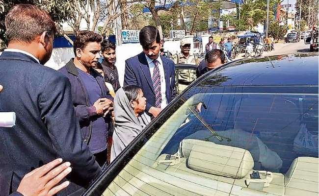 रांची : .....जब सड़क पर गरीब महिला को देख मुख्यमंत्री ने काफिला रुकवाया