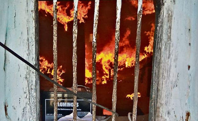 सिमडेगा : व्यवसायी की हत्या से गुस्सायी भीड़ ने ग्राम अध्यक्ष सहित पांच के घर फूंके, पत्रकारों को खदेड़ा