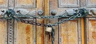 जमशेदपुर : लावारिस मकान पर है दबंगों की नजर, पुलिस ने जड़ा ताला