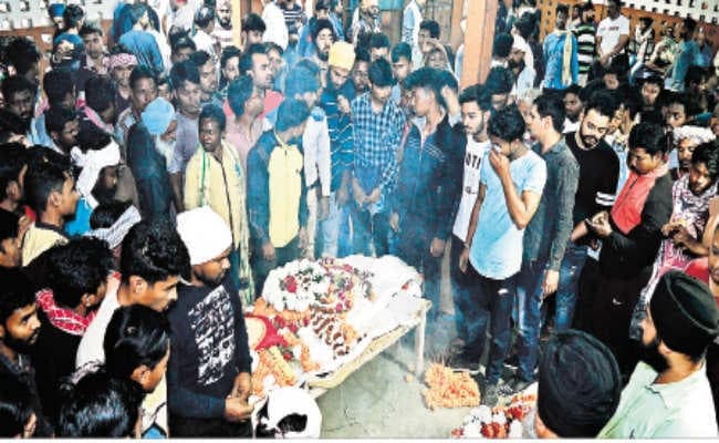 जमशेदपुर : जसपाल और सरस का हुआ अंतिम संस्कार, अंतिम यात्रा में शामिल हुए पूर्व सीएम अर्जुन मुंडा समेत कई खिलाड़ी और दोस्त