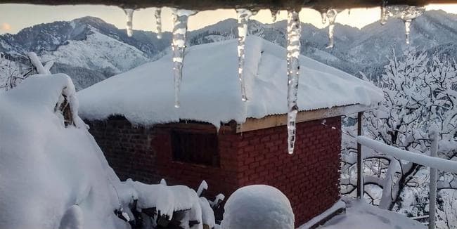 उत्तर भारत में यूं हो रही है बर्फ की बारिश