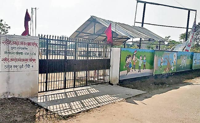 रांची : एचइसी की भूमि पर अवैध रूप से चल रहे स्कूल को सांसद ने दिये "10 लाख