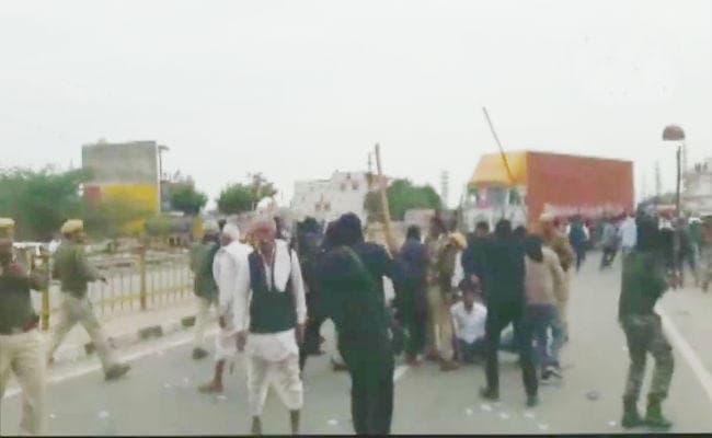 5% आरक्षण की मांग : पुलिस और गुर्जर प्रदर्शनकारियों के बीच हिंसक झड़प, 3 वाहनों को किया आग के हवाले