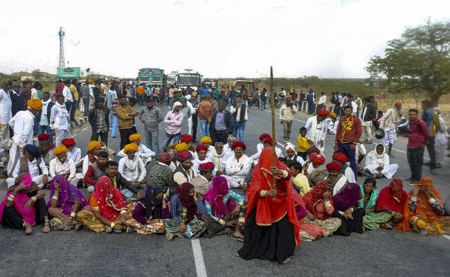 हिंसक हुआ गुर्जर आंदोलन, करौली व धौलपुर में धारा 144 लागू, गहलोत बोले- वार्ता के लिए द्वार खुले