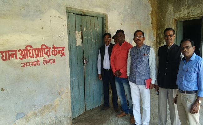 खरसावां : सांसद प्रतिनिधि ने किया धान अधिप्राप्ति केंद्र का मुआयना