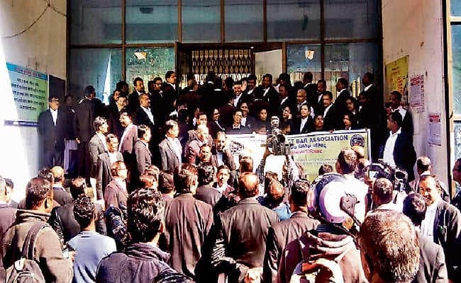 रांची : उपायुक्त को ज्ञापन सौंपने गये थे अधिवक्ता कर दिया गया समाहरणालय का गेट बंद, जानें अधिवक्ताओं की मांगें