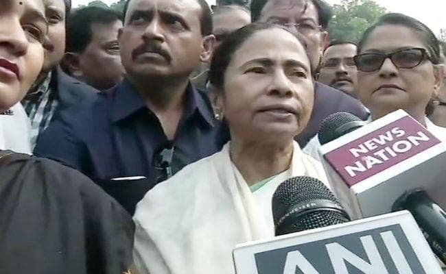 केजरीवाल की ''महारैली'' में शामिल होने आयी ममता ने फिर दिया ''मोदी हटाओ का नारा''