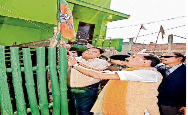 मुख्यमंत्री रघुवर दास ने घरों में लगाये झंडे और स्टिकर, कहा - पूर्वी में कौन है हस्ती, जो हटायेगा गरीबों की बस्ती