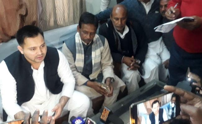 तेजस्वी ने घटना पर दुख जताते हुए PM मोदी पर कसा तंज, कहा- पाक को दें मुंहतोड़ जवाब, शहीद का दर्जा देने की मांग की