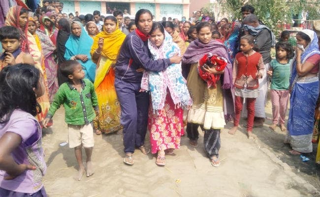 #PulwamaAttack : पिता सुना रहे थे बेटे के फौजी बनने की कहानी, आंसू भरी आंखों से लोगों ने लगाये पाकिस्तान मुर्दाबाद के नारे