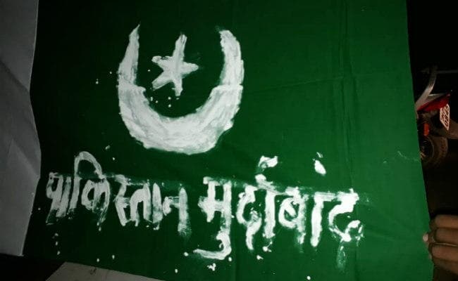 सिमडेगा : शहर से लेकर गांव तक ग्रामीणों ने किया पुलवामा हमले का विरोध