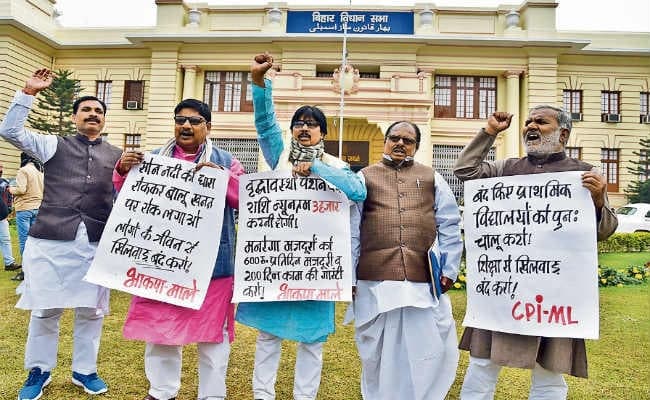पटना : राजद ने सदन स्थगित करने की मांग नामंजूर होने पर किया वाकआउट, दोनों सदनों में पुलवामा की रही गूंज