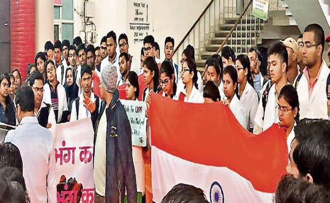 रांची : शहीद जवानों के सम्मान में जूनियर डॉक्टरों ने स्थगित किया आंदोलन , 600 जूनियर डॉक्टर देंगे एक दिन का वेतन