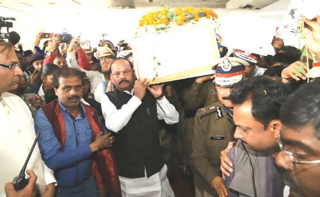 CM रघुवर दास ने शहीद के पार्थिव शरीर को दिया कंधा, सभी मंत्री देंगे एक माह का वेतन