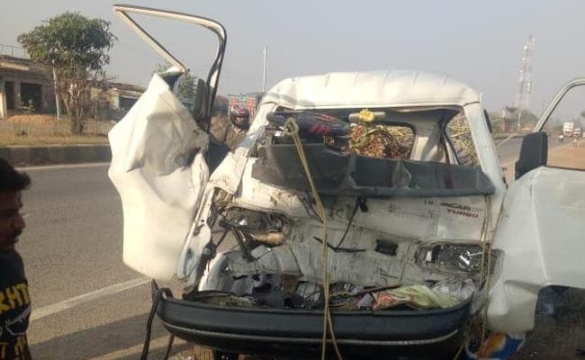 Jharkhand : खड़े ट्रक से टकरायी टाटा मैजिक, दो की मौत, एक गंभीर