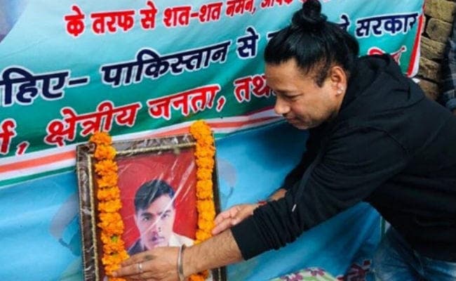 Pulwama Attack : शहीद के घर पहुंचे कैलाश खेर, पिता और पत्नी को दिये 5-5 लाख रुपये के चेक