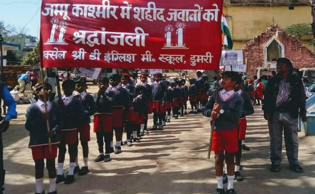 #PulwamaAttack : गुमला में नहीं थम रहा गुस्सा व गम का सिलसिला, पाक पीएम का पुतला फूंका