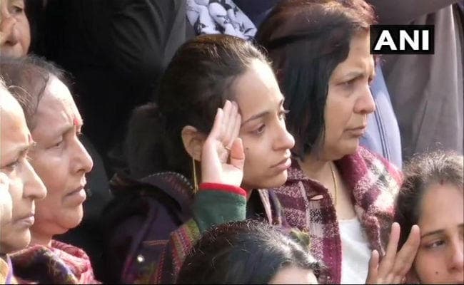 PulwamaEncounter : हरिद्वार में हुआ शहीद मेजर विभूति शंकर का अंतिम संस्कार, पत्नी ने I Love You कहकर दी अंतिम विदाई