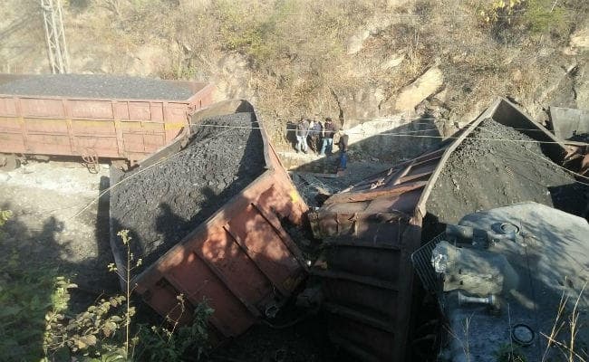 रॉय और खलारी के बीच मालगाड़ी हुई बेपटरी, कई ट्रेनों का रूट डायवर्ट, कई कैंसल