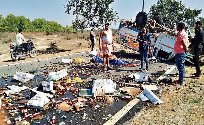 चौपारण : आलू की बोरियों में छिपा कर ले जायी जा रही थी शराब, सड़क पर बिखरी बोतलें, मची लूट