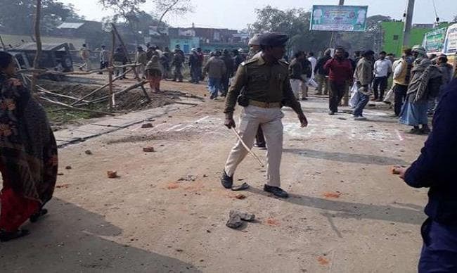 चास : जमीन मापी कराने पहुंचे पुलिस पर ग्रामीणों ने किया पथराव, लाठीचार्ज