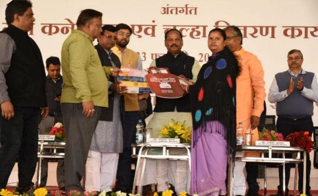 मुख्यमंत्री रघुवर दास ने उज्जवला योजना के तहत किया गैस कनेक्शन व चूल्हे का वितरण