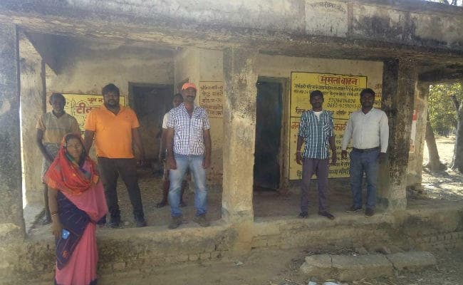 गुमला : आंगनबाड़ी केंद्र कभी भी हो सकता है ध्वस्त, 30 बच्चों की जान खतरे में