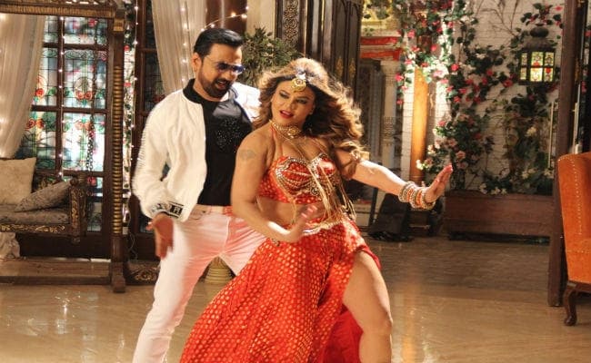 अब राखी सावंत के साथ माही का ठुमका