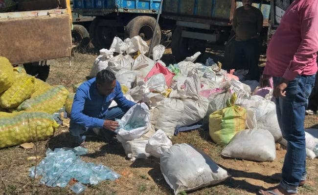 कोडरमा : आलू की आड़ में ले जा रहा था शराब, पुलिस ने धर दबोचा