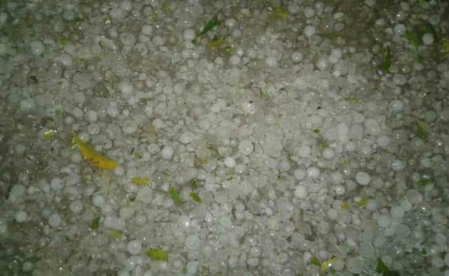 जमशेदपुर : आधी रात आंधी के साथ आयी बारिश, ओलों से पटी सड़कें