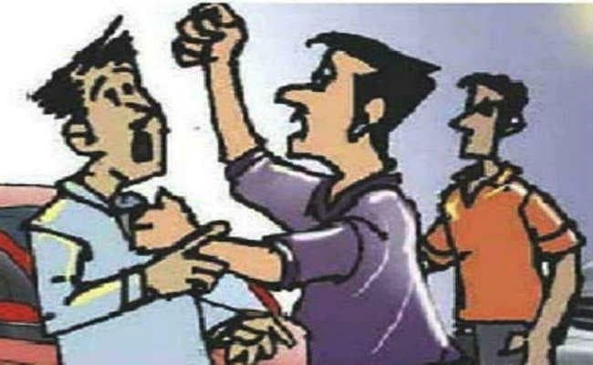 धनबाद : लव ट्रैंगल को लेकर भिड़ंत, सिटी सेंटर के पास दो-दो राउंड मारपीट, चले लाठी-डंडे, 11 छात्र समेत 13 हिरासत में