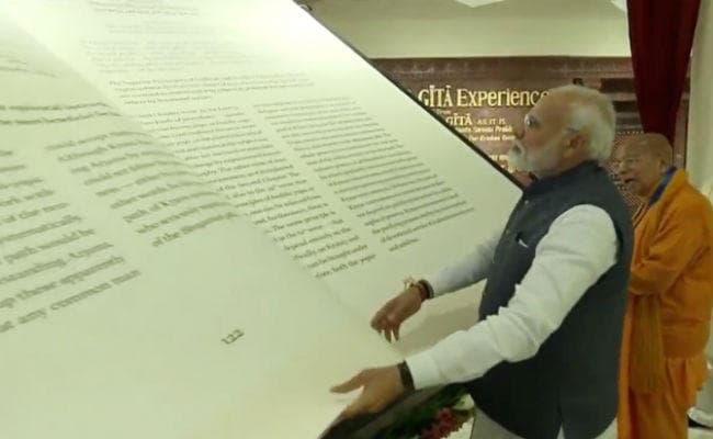 पीएम मोदी ने 800 किलो के भागवत गीता का विमोचन किया, ढाई साल लगे पुस्तक को बनाने में पीएम मोदी ने 800 किलो के भागवत गीता का विमोचन किया, ढाई साल लगे पुस्तक को बनाने में