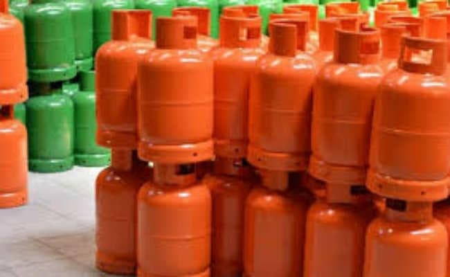 जमशेदपुर : विद्युत वरण महतो ने 800 लाभुकों को दिये नि:शुल्क गैस कनेक्शन, स्मार्ट फोन के लिए मिले दो-दो हजार