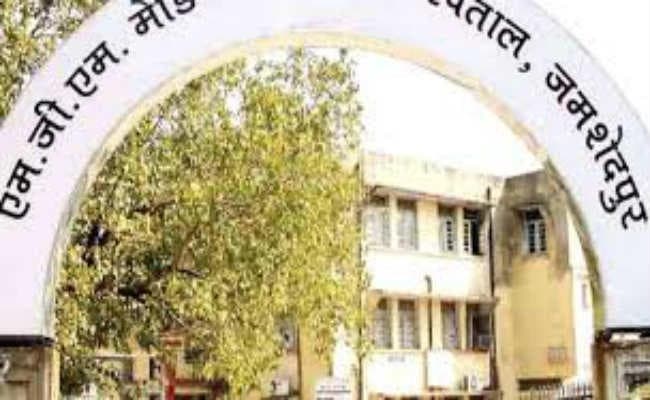 जमशेदपुर : आउटसोर्स कर्मियों के काम बंद कर धरना देने के दूसरे दिन व्यवस्था पूरी तरह चरमराई