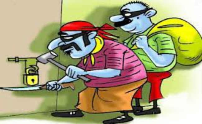 जमशेदपुर : तीन दुकान का ताला तोड़ नकदी और सामान चोरी