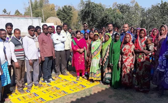 गोमिया : झुमरा पहाड़ के तलहटी गांव बुधूटांड में लगा जनता दरबार