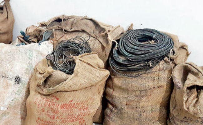 दुमका को दहलाने की कोशिश नाकाम, लकड़ापहाड़ी से 60 देसी ग्रेनेड, 10 किलो पीइटीएन व दो किलो विस्फोटक बरामद