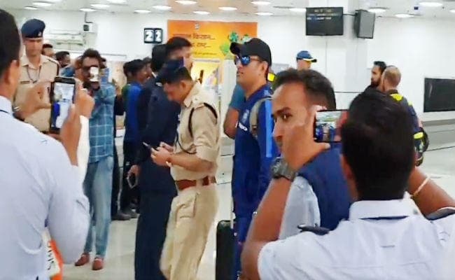 VIDEO : तीसरे वनडे के लिए रांची पहुंची भारत और ऑस्ट्रेलिया की टीमें, धौनी का जोरदार स्वागत