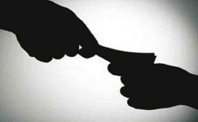 बिहार : प्रखंड कार्यालय के चालक सहित दो लोकसेवक रिश्वत लेते गिरफ्तार