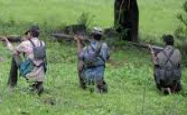 झारखंड : सीआरपीएफ और नक्सलियों के बीच मुठभेड़, तीन नक्सली ढेर, हथियार बरामद