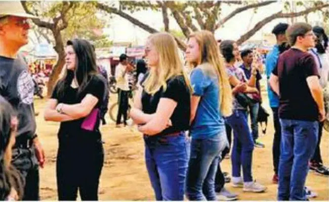 उस मंदिर का दर्शन करने पहुंचे ऑस्ट्रेलियाई दर्शक, जहां है धौनी की गहरी आस्था