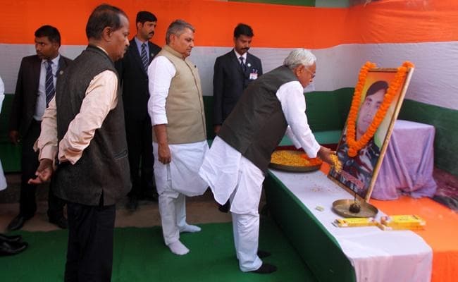 बिहार : नीतीश कुमार ने शहीद रतन कुमार ठाकुर, शहीद पिंटू कुमार सिंह के परिजनों से की मुलाकात