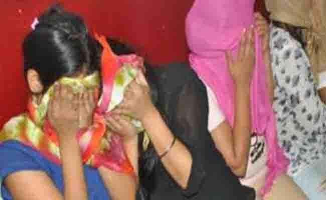 फैमिली सैलून के नाम पर चला रहे थे देह व्यापार